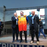 Matteo Salvini con la maglietta del Giulianova basket (fotoservizio di Luciano Adriani)