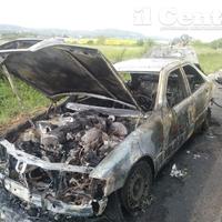I resti della Mercedes che ha preso fuoco sull'Asse attrezzato