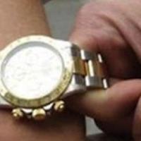 Sfila il Rolex a un anziano: donna in carcere per rapina
