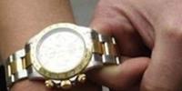 Sfila il Rolex a un anziano: donna in carcere per rapina