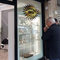Il negozio Compro oro Aurea, in via Bovio, assaltato da due rapinatori