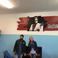 Filippo Graziani con la preside Anna Maria Catacuzzena sotto il poster di Ivan