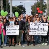 La protesta in piazza Salotto per Monia Di Domenico