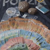 La droga e il denaro sequestrato dalla polizia dell'Aquila