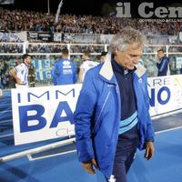 La delusione di Bepi Pillon a fine partita, l'allenatore ha annunciato il suo addio al Pescara (foto di Giampiero Lattanzio)