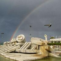 L'arcobaleno sullo sfondo della fontana di Cascella (foto Roberto Tucci)