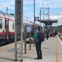 Il Frecciabianca Lecce-Milano fermo a Vasto-San Salvo e i passeggeri sul marciapiede