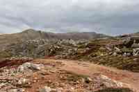Terre rosse e la cresta del massiccio del Monte Ocre