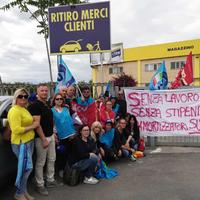 Mercatone Uno: presidio dei lavoratori con il sindaco Marinucci a San Giovanni Teatino