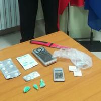 La droga e il materiale per il confezionamento sequestrati dai carabinieri
