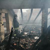 I vigili del fuoco nel sottotetto in fiamme a Chieti Scalo