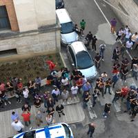 I tifosi del Teramo calcio durante l'incontro in municipio (Foto Luciano Adriani)