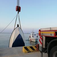 La barca ripescata al molo sud del porto di Pescara