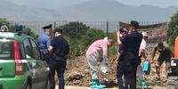 I carabinieri nel sito del canile comunale che ospita una fossa illegale per animali morti (foto Claudio Lattanzio)