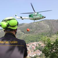 L'elicottero della forestale interviene nel punto del rogo (fotoservizio di Raniero Pizzi)