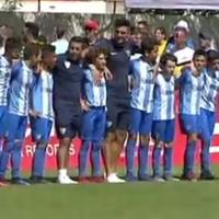I ragazzi del Malaga, con l'allenatore, voltano le spalle ai genitori che litigano a bordo campo