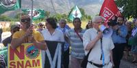 Mario Pizzola al megafono con il gruppo di ambientalisti contrari al gasdotto Snam (foto di Claudio Lattanzio)