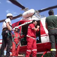 Un elicottero dei vigili del fuoco con personale specializzato a calarsi in luoghi irraggiungibili da terra