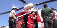 Un elicottero dei vigili del fuoco con personale specializzato a calarsi in luoghi irraggiungibili da terra