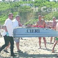 Il recupero dell’anziano morto sulla spiaggia del Lido Riccio a Ortona