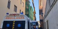 L'ambulanza della Valtrigno davanti al cantiere in cui si è consumata la tragedia sul lavoro