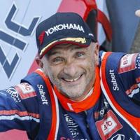 Il pilota Gabriele Tarquini esulta dopo la vittoria nel campionato mondiale turismo