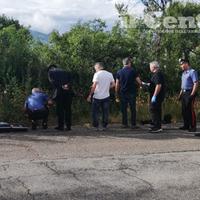 I carabinieri nel luogo dove è stato ucciso il 26enne immigrato ospite del Cas di Civitaquana