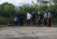 I carabinieri nel luogo dove è stato ucciso il 26enne immigrato ospite del Cas di Civitaquana