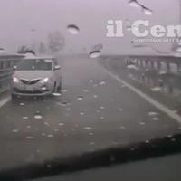 L'auto contromano sulla rampa della superstrada Teramo-Roma (foto da video di Enzo Marà)