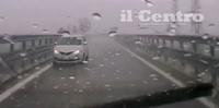 L'auto contromano sulla rampa della superstrada Teramo-Roma (foto da video di Enzo Marà)