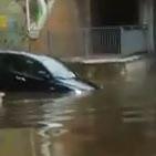 L'auto entra nel sottopasso di via Pola invaso dall'acqua