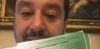 Salvini mentre sbandiera due biglietti della lotteria di Sella di Corno (foto Il Centro)