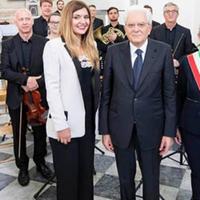 I musicisti marsicani e da sinistra Emilia Di Pasquale, il Presidente Mattarella e il sindaco di Scurcola, Olimpia Morgante