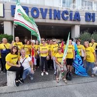 I lavoratori ex Mercatone Uno sotto la Regione in via passolanciano a Pescara (foto di Giampiero Lattanzio)
