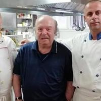 Lino Banfi con il personale dell'hotel dove è stato ospite a Roccaraso