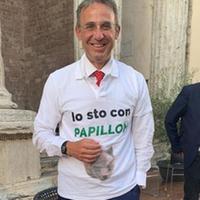 Il ministro Costa con la maglia con il nome Papillon all'orso bruno in fuga nel Trentino