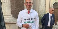 Il ministro Costa con la maglia con il nome Papillon all'orso bruno in fuga nel Trentino
