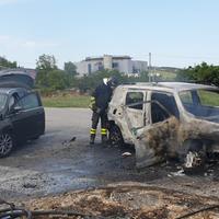 Le autovetture distrutte dopo l'incidente e l'incendio a Sant'Egidio alla Vibrata