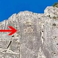 La scritta Dux ricomparsa sulla parete rocciosa di Villa Santa Maria