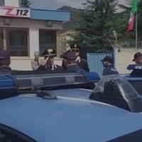 Le auto della polizia davanti al comando provinciale dei carabinieri dell'Aquila