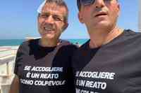 Le magliette a favore dell'accoglienza preparate in occasione dell'arrivo di Salvini a Fossacesia