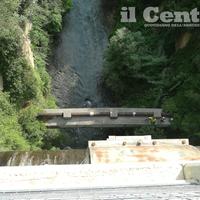 Il fiume Pescara sotto il ponte di Castiglione a Casauria alto circa 70metri e dove sono in corso le ricerche dell'uomo