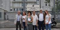 La delegazione del partito Radicale, con Maurizio Turco, davanti al carcere di Castrogno (foto di Luciano Adriani)