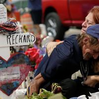 Antonio Basco ai funerali della moglie Margie Reckard, uccisa nella strage di El Paso, in Texas (da El Periódico)