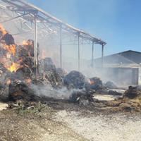 Il deposito in fiamme nell'azienda agricola di contrada Martinello, ad Atri (Teramo)