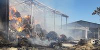 Il deposito in fiamme nell'azienda agricola di contrada Martinello, ad Atri (Teramo)