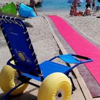 Una sedia job usata dai disabili per fare il bagno al mare