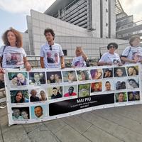 Uno striscione con i volti delle 29 vittime dell'Hotel Rigopiano