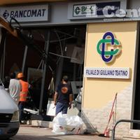 La filiale della Bcc danneggiata dall'esplosione (foto di Alfredo Sitti)