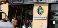 La filiale della Bcc danneggiata dall'esplosione (foto di Alfredo Sitti)